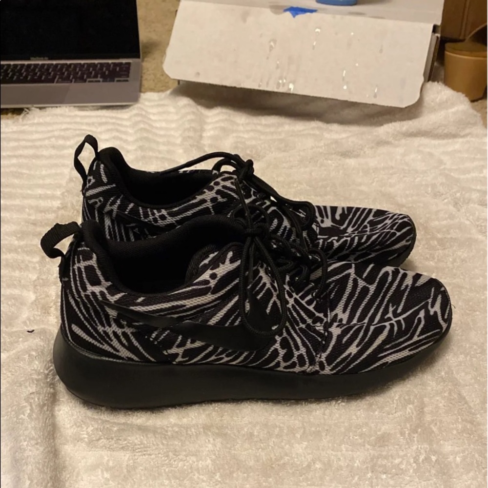 Nike Roshe Run Zebra Print Womens size 6.5
